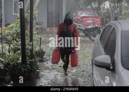 Paete, Philippines. 17 novembre 2024 : le super typhon Pepito (Man-yi) frappe l’archipel des Philippines aujourd’hui comme le 16ème cyclone tropical de l’année et le sixième en un mois, avec au moins 163 morts dans les cinq tempêtes précédentes. Man Yi est prévu comme « potentiellement catastrophique et potentiellement mortel ». Le pH est l’un des pays les plus touchés par le changement climatique, avec des conditions météorologiques extrêmes alternant entre une longue sécheresse pendant les vagues de chaleur et une augmentation des événements cycloniques graves provoquant des inondations, la destruction de l’agriculture et des infrastructures, malheureusement avec des victimes à chaque saison. Crédit : Kevin Izorce/Alamy Live News Banque D'Images