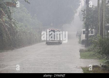 Paete, Philippines. 17 novembre 2024 : le super typhon Pepito (Man-yi) frappe l’archipel des Philippines aujourd’hui comme le 16ème cyclone tropical de l’année et le sixième en un mois, avec au moins 163 morts dans les cinq tempêtes précédentes. Man Yi est prévu comme « potentiellement catastrophique et potentiellement mortel ». Le pH est l’un des pays les plus touchés par le changement climatique, avec des conditions météorologiques extrêmes alternant entre une longue sécheresse pendant les vagues de chaleur et une augmentation des événements cycloniques graves provoquant des inondations, la destruction de l’agriculture et des infrastructures, malheureusement avec des victimes à chaque saison. Crédit : Kevin Izorce/Alamy Live News Banque D'Images