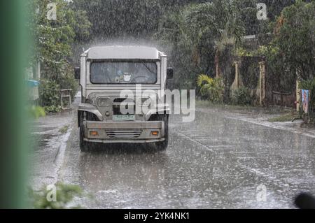 Paete, Philippines. 17 novembre 2024 : le super typhon Pepito (Man-yi) frappe l’archipel des Philippines aujourd’hui comme le 16ème cyclone tropical de l’année et le sixième en un mois, avec au moins 163 morts dans les cinq tempêtes précédentes. Man Yi est prévu comme « potentiellement catastrophique et potentiellement mortel ». Le pH est l’un des pays les plus touchés par le changement climatique, avec des conditions météorologiques extrêmes alternant entre une longue sécheresse pendant les vagues de chaleur et une augmentation des événements cycloniques graves provoquant des inondations, la destruction de l’agriculture et des infrastructures, malheureusement avec des victimes à chaque saison. Crédit : Kevin Izorce/Alamy Live News Banque D'Images