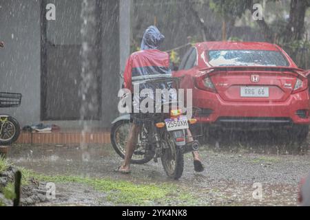 Paete, Philippines. 17 novembre 2024 : le super typhon Pepito (Man-yi) frappe l’archipel des Philippines aujourd’hui comme le 16ème cyclone tropical de l’année et le sixième en un mois, avec au moins 163 morts dans les cinq tempêtes précédentes. Man Yi est prévu comme « potentiellement catastrophique et potentiellement mortel ». Le pH est l’un des pays les plus touchés par le changement climatique, avec des conditions météorologiques extrêmes alternant entre une longue sécheresse pendant les vagues de chaleur et une augmentation des événements cycloniques graves provoquant des inondations, la destruction de l’agriculture et des infrastructures, malheureusement avec des victimes à chaque saison. Crédit : Kevin Izorce/Alamy Live News Banque D'Images