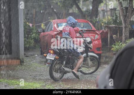 Paete, Philippines. 17 novembre 2024 : le super typhon Pepito (Man-yi) frappe l’archipel des Philippines aujourd’hui comme le 16ème cyclone tropical de l’année et le sixième en un mois, avec au moins 163 morts dans les cinq tempêtes précédentes. Man Yi est prévu comme « potentiellement catastrophique et potentiellement mortel ». Le pH est l’un des pays les plus touchés par le changement climatique, avec des conditions météorologiques extrêmes alternant entre une longue sécheresse pendant les vagues de chaleur et une augmentation des événements cycloniques graves provoquant des inondations, la destruction de l’agriculture et des infrastructures, malheureusement avec des victimes à chaque saison. Crédit : Kevin Izorce/Alamy Live News Banque D'Images