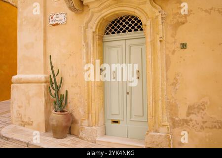 Entrée typique de maison maltaise à Birgu, Malte Banque D'Images