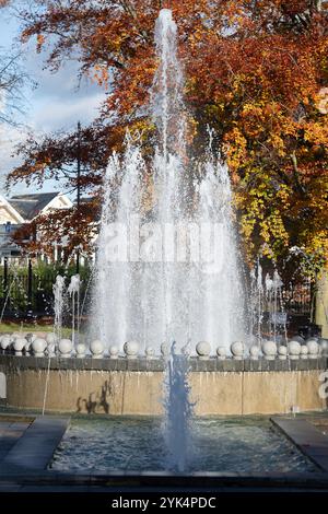 Windsor, Royaume-Uni. 17 novembre 2024. Couleurs d'automne à la fontaine du jubilé de diamant à Windsor. C'était une journée ensoleillée à Windsor, Berkshire aujourd'hui. Les températures devraient baisser plus tard cette semaine. Crédit : Maureen McLean/Alamy Live News Banque D'Images