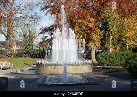 Windsor, Royaume-Uni. 17 novembre 2024. Couleurs d'automne à la fontaine du jubilé de diamant à Windsor. C'était une journée ensoleillée à Windsor, Berkshire aujourd'hui. Les températures devraient baisser plus tard cette semaine. Crédit : Maureen McLean/Alamy Live News Banque D'Images