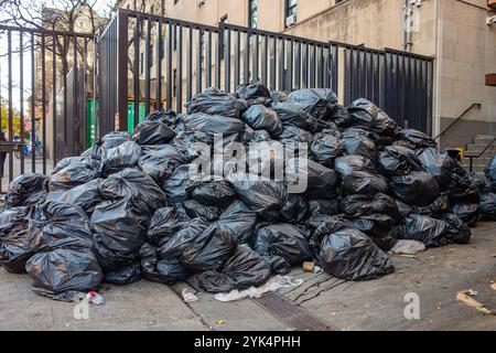 Piles de déchets ensachés dans la rue à New York en attente d'être ramassés. Banque D'Images