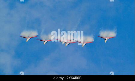 Zhuhai, province chinoise du Guangdong. 9 novembre 2024. Les avions de chasse de l'équipe de voltige russe des Chevaliers mènent un entraînement adaptatif à Zhuhai, dans la province du Guangdong du sud de la Chine, le 9 novembre 2024. La 15ème exposition internationale de l'aviation et de l'aérospatiale de Chine, également connue sous le nom d'Airshow China, s'est tenue à Zhuhai du 12 au 17 novembre. Crédit : Xu Yang/Xinhua/Alamy Live News Banque D'Images