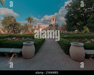 Alcazar Garden est un jardin formel situé dans Balboa Park à San Diego, aux États-Unis. Il est nommé d'après le château de l'Alcazar à Séville, en Espagne Banque D'Images