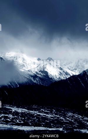 Montagne d'hiver paysage pittoresque de montagne d'hiver Copyright : xZoonar.com/WongxSzexFeix 1053983856st Banque D'Images