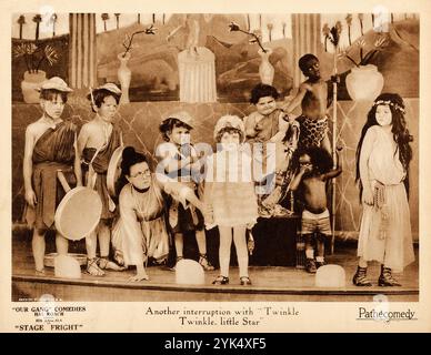 Comédie 'Our Gang' - Hal Roach présente ses Rascals dans Stage Fright (Pathé, 1923). Lobby Card - enfants acteurs sur scène - film silencieux Banque D'Images