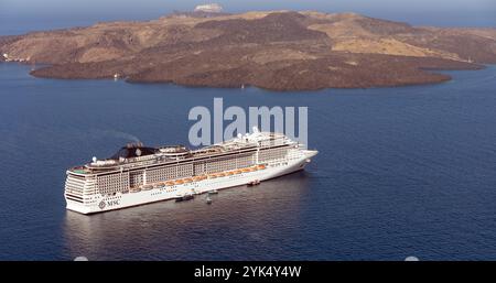 SANTORIN, GRÈCE - 9 JUILLET 2024 : navire de croisière MSC Divina ancré dans la caldeira de Santorin. MSC Divina mesure 139 400 TJB et 333m de long. Banque D'Images