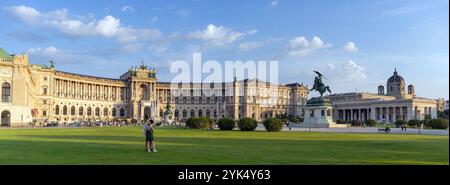 VIENNE, AUTRICHE - 29 AOÛT 2024 : Palais de la Hofburg et Heldenplatz à Vienne. Situé dans le centre de Vienne, il a été construit au XIIIe siècle. Banque D'Images