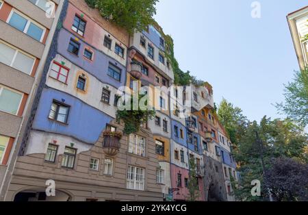 VIENNE, AUTRICHE - 30 AOÛT 2024 : le Hundertwasserhaus est un immeuble à Vienne. Est l'un des bâtiments les plus visités de Vienne. Banque D'Images