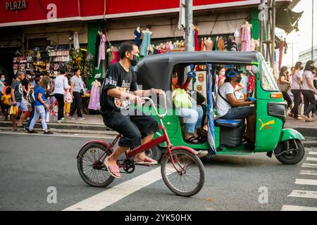 Un homme philippin fait son chemin le long d'une rue de marché animée dans le quartier China Town de Manille City, aux Philippines. Banque D'Images