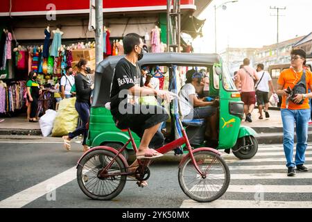 Un homme philippin fait son chemin le long d'une rue de marché animée dans le quartier China Town de Manille City, aux Philippines. Banque D'Images