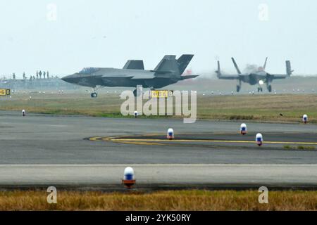 Iwakuni, Japon. 17 novembre 2024. Le F-35C Lightning II des escadrons de chasse de frappe (VFA) 147 de l'US Navy arrive à la Marine corps Air Station Iwakuni à Iwakuni, préfecture de Yamaguchi, Japon le dimanche 17 novembre 2024. Photo de Keizo Mori/UPI crédit : UPI/Alamy Live News Banque D'Images