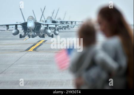 Iwakuni, Japon. 17 novembre 2024. Les familles attendent l'arrivée de leur pilote à la Marine corps Air Station Iwakuni à Iwakuni, préfecture de Yamaguchi, Japon le dimanche 17 novembre 2024. Photo de Keizo Mori/UPI crédit : UPI/Alamy Live News Banque D'Images