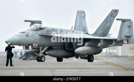 Iwakuni, Japon. 17 novembre 2024. Le F/A-18E Super Hornet de l'escadron de chasse d'attaque (VFA) 27 de la marine américaine arrive à la Marine corps Air Station Iwakuni à Iwakuni, préfecture de Yamaguchi, Japon le dimanche 17 novembre 2024. Photo de Keizo Mori/UPI crédit : UPI/Alamy Live News Banque D'Images