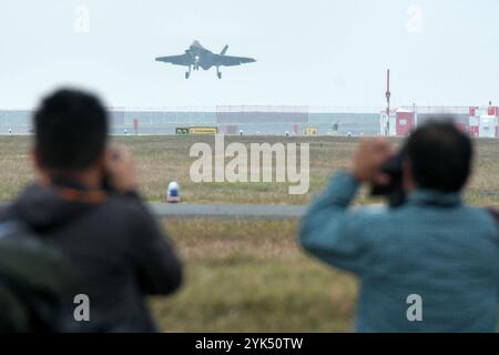 Iwakuni, Japon. 17 novembre 2024. Le F-35C Lightning II des escadrons de chasse de frappe (VFA) 147 de l'US Navy arrive à la Marine corps Air Station Iwakuni à Iwakuni, préfecture de Yamaguchi, Japon le dimanche 17 novembre 2024. Photo de Keizo Mori/UPI crédit : UPI/Alamy Live News Banque D'Images