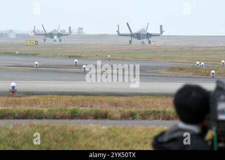 Iwakuni, Japon. 17 novembre 2024. Le F-35C Lightning II des escadrons de chasse de frappe (VFA) 147 de l'US Navy arrive à la Marine corps Air Station Iwakuni à Iwakuni, préfecture de Yamaguchi, Japon le dimanche 17 novembre 2024. Photo de Keizo Mori/UPI crédit : UPI/Alamy Live News Banque D'Images