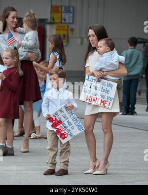 Iwakuni, Japon. 17 novembre 2024. Les familles attendent l'arrivée de leur pilote à la Marine corps Air Station Iwakuni à Iwakuni, préfecture de Yamaguchi, Japon le dimanche 17 novembre 2024. Photo de Keizo Mori/UPI crédit : UPI/Alamy Live News Banque D'Images