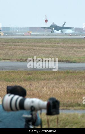 Iwakuni, Japon. 17 novembre 2024. Le F-35C Lightning II des escadrons de chasse de frappe (VFA) 147 de l'US Navy arrive à la Marine corps Air Station Iwakuni à Iwakuni, préfecture de Yamaguchi, Japon le dimanche 17 novembre 2024. Photo de Keizo Mori/UPI crédit : UPI/Alamy Live News Banque D'Images