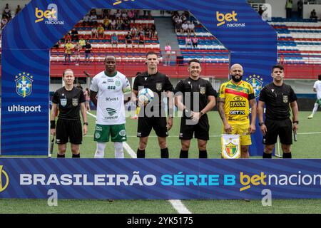 SC - BRUSQUE - 11/17/2024 - BRÉSILIEN B 2024, BRUSQUE x GUARANI - les joueurs de brusque et Guarani posent pour les photos à côté de l'arbitre avant le match au stade Augusto Bauer pour le championnat brésilien B 2024. Photo : Lucas Gabriel Cardoso/AGIF Banque D'Images