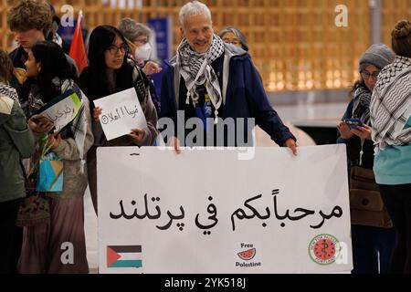 Un homme tient une pancarte de bienvenue disant "Bienvenue à Portland". Diaa al-Haqq, 15 ans, un garçon palestinien grièvement blessé, est arrivé à l’aéroport de Portland avec sa sœur Ayah à Portland, Oregon, le 16 novembre 2024, après un trek de quatre jours depuis Gaza, pour recevoir des soins médicaux et un soutien prothétique après qu’une frappe explosive israélienne lui a coûté ses deux bras. Il restera avec une famille locale tout en recevant des soins à l'hôpital Shriner. (Photo de John Rudoff/Sipa USA) Banque D'Images