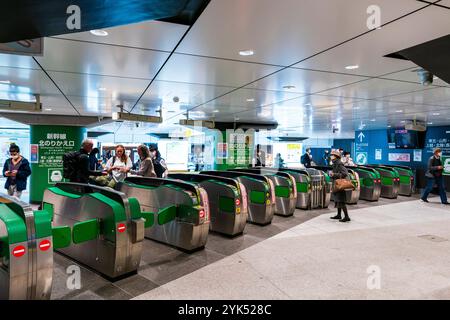 Navetteurs à une rangée de guichets automatiques pour le Shinkansen en direction du nord, trains à grande vitesse, à la gare de Tokyo. Banque D'Images