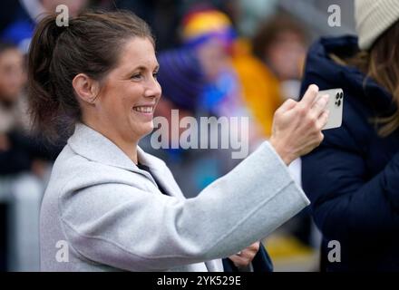 Lindsey Burrow prend une photo avant le match de 745 à l'AMT Headingley Stadium, Leeds. Date de la photo : dimanche 17 novembre 2024. Banque D'Images