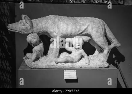 Sienne, Italie - APR 7, 2022: La sculpture du loup de Capitoline représentant une scène de la légende de la fondation de Rome. Banque D'Images