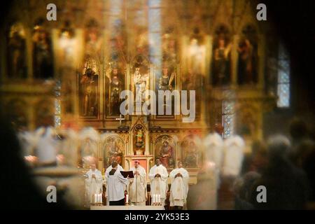 Une messe célébrée par Mgr Tomas Holub, archevêque de Pilsen, lors de la célébration du 35e anniversaire de la révolution de velours, lors de la Journée de lutte pour la liberté et la démocratie et de la Journée internationale des étudiants à Pilsen, République tchèque, le 17 novembre 2024. (CTK photo/Miroslav Chaloupka) Banque D'Images