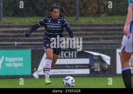 Heerenveen, pays-Bas. 17 novembre 2024. HEERENVEEN, PAYS-BAS - 17 NOVEMBRE : Samya Hassani de Telstar court avec le ballon lors du match Eredivisie féminin d'Azerion entre SC Heerenveen et Telstar au Sportpark Skoatterwâld le 17 novembre 2024 à Heerenveen, pays-Bas. (Photo de Pieter van der Woude/Orange Pictures) crédit : Orange pics BV/Alamy Live News Banque D'Images