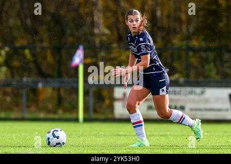 Heerenveen, pays-Bas. 17 novembre 2024. HEERENVEEN, PAYS-BAS - 17 NOVEMBRE : Isabelle Nottet de Telstar court avec le ballon lors du match Eredivisie féminin d'Azerion entre SC Heerenveen et Telstar au Sportpark Skoatterwâld le 17 novembre 2024 à Heerenveen, pays-Bas. (Photo de Pieter van der Woude/Orange Pictures) crédit : Orange pics BV/Alamy Live News Banque D'Images