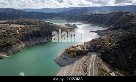 Vue aérienne du barrage d'Evretou et du réservoir d'Evretou à un niveau très bas, novembre 2024, district de Paphos, Chypre. Banque D'Images