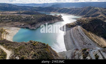 Vue aérienne du barrage d'Evretou et du réservoir d'Evretou à un niveau très bas, novembre 2024, district de Paphos, Chypre. Banque D'Images