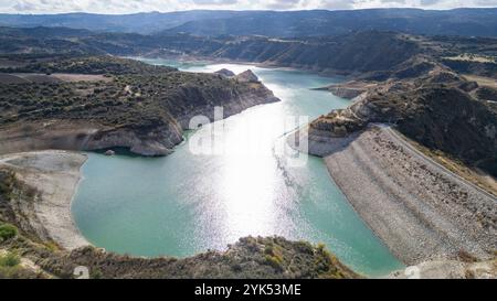 Vue aérienne du barrage d'Evretou et du réservoir d'Evretou à un niveau très bas, novembre 2024, district de Paphos, Chypre. Banque D'Images