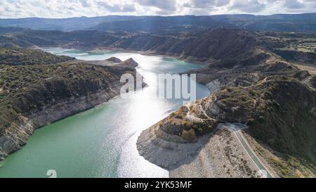 Vue aérienne du barrage d'Evretou et du réservoir d'Evretou à un niveau très bas, novembre 2024, district de Paphos, Chypre. Banque D'Images