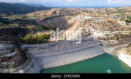 Vue aérienne du barrage d'Evretou et du réservoir d'Evretou à un niveau très bas, novembre 2024, district de Paphos, Chypre. Banque D'Images