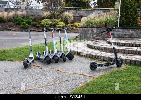 Scooters électriques à louer au Windsor sculpture Garden Park à Windsor, Ontario, Canada Banque D'Images