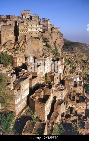 Le village d'Al Hajjarah sur les montagnes Jabal Haraz au Yémen au coucher du soleil Banque D'Images