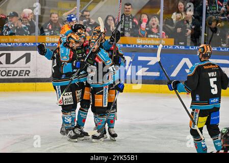 Linz, Autriche. 17 novembre 2024. LINZ, AUTRICHE - 17 NOVEMBRE : réjouissez-vous des joueurs de Steinbach Black Wings Linz lors du match de la Ligue de hockey SUR GLACE DE 2 jours entre Steinbach Black Wings Linz et Migross Supermercati Asiago Hockey à Linz AG Eisarena le 17 novembre 2024 à Linz, Autriche.241117 SEPA 20 011 - 20241117 PD4279 crédit : APA-PictureDesk/Alamy Live News Banque D'Images