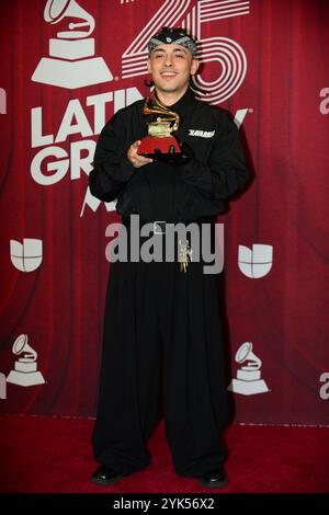 MIAMI, FLORIDE - 14 NOVEMBRE : Trueno, lauréat de la meilleure fusion urbaine/performance pour 'Tranky Funky' pose dans la salle de presse lors de la 25e cérémonie annuelle des Latin GRAMMY Awards au Kaseya Center le 14 novembre 2024 à Miami, Floride. Crédit : MPI10 / MediaPunch Banque D'Images