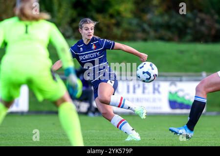 Heerenveen, pays-Bas. 17 novembre 2024. HEERENVEEN, PAYS-BAS - 17 NOVEMBRE : Isabelle Nottet de Telstar passe le ballon lors du match Eredivisie féminin d'Azerion entre SC Heerenveen et Telstar au Sportpark Skoatterwâld le 17 novembre 2024 à Heerenveen, pays-Bas. (Photo de Pieter van der Woude/Orange Pictures) crédit : Orange pics BV/Alamy Live News Banque D'Images