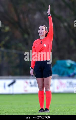 Heerenveen, pays-Bas. 17 novembre 2024. HEERENVEEN, PAYS-BAS - 17 NOVEMBRE : L'arbitre Manon Plansoen réagit lors du match Eredivisie féminin d'Azerbaïdjan entre SC Heerenveen et Telstar au Sportpark Skoatterwâld le 17 novembre 2024 à Heerenveen, pays-Bas. (Photo de Pieter van der Woude/Orange Pictures) crédit : Orange pics BV/Alamy Live News Banque D'Images