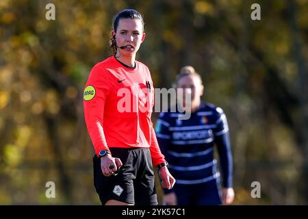 Heerenveen, pays-Bas. 17 novembre 2024. HEERENVEEN, PAYS-BAS - 17 NOVEMBRE : L'arbitre Manon Plansoen regarde pendant le match Eredivisie féminin d'Azerbaïdjan entre SC Heerenveen et Telstar au Sportpark Skoatterwâld le 17 novembre 2024 à Heerenveen, pays-Bas. (Photo de Pieter van der Woude/Orange Pictures) crédit : Orange pics BV/Alamy Live News Banque D'Images