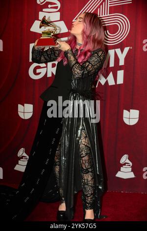 Miami, Floride, États-Unis. 14 novembre 2024. ELA Taubert, lauréate du prix Best New Artist, pose dans la salle de presse lors de la 25e cérémonie des Latin GRAMMY Awards au Kaseya Center le 14 novembre 2024 à Miami, Floride. Crédit : Mpi10/Media Punch/Alamy Live News Banque D'Images