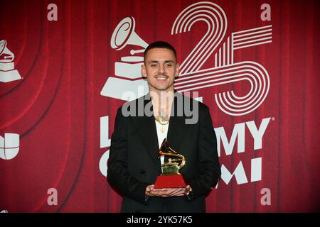 Miami, Floride, États-Unis. 14 novembre 2024. Spreadlof pose avec le prix de la meilleure chanson pop pour 'Feriado' lors de la 25e cérémonie annuelle des Latin GRAMMY Awards au Kaseya Center le 14 novembre 2024 à Miami, en Floride. Crédit : Mpi10/Media Punch/Alamy Live News Banque D'Images