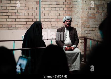 Bagdad, Irak. 13 novembre 2024. Des gens portant des costumes folkloriques se produisent pendant le festival de la fête de Bagdad sur la rue Al-Saray. Bagdad Day Festival célèbre l'histoire et la civilisation de Bagdad. L'événement 'Bagdad Simulation', l'un des segments du festival qui vise à faire revivre l'atmosphère de la ville dans une période allant de 1924 à 2024 en réincarnant des personnages traditionnels et des rôles essentiels qui ont joué un rôle central dans la vie quotidienne à Bagdad. (Crédit image : © Ismael Adnan/SOPA images via ZUMA Press Wire) USAGE ÉDITORIAL SEULEMENT! Non destiné à UN USAGE commercial ! Banque D'Images