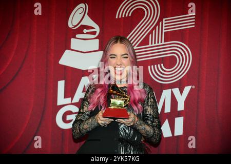 Miami, Floride, États-Unis. 14 novembre 2024. ELA Taubert, lauréate du prix Best New Artist, pose dans la salle de presse lors de la 25e cérémonie des Latin GRAMMY Awards au Kaseya Center le 14 novembre 2024 à Miami, Floride. Crédit : Mpi10/Media Punch/Alamy Live News Banque D'Images