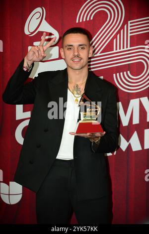 Miami, Floride, États-Unis. 14 novembre 2024. Spreadlof pose avec le prix de la meilleure chanson pop pour 'Feriado' lors de la 25e cérémonie annuelle des Latin GRAMMY Awards au Kaseya Center le 14 novembre 2024 à Miami, en Floride. Crédit : Mpi10/Media Punch/Alamy Live News Banque D'Images